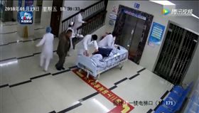 病患命危…醫師猛追病床　5分鐘500下CPR把人救活
圖／翻攝自騰訊
https://v.qq.com/x/page/k05414yfm3j.html