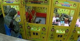 新北市,淡水,水源街二段,娃娃機,偷竊,竊盜,行竊,藍芽耳機,學府路，翻攝畫面，警方提供