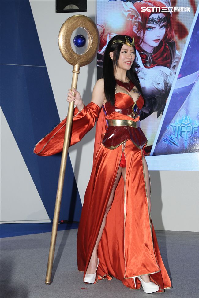 性感cosplay電玩展登場。（記者邱榮吉/攝影）