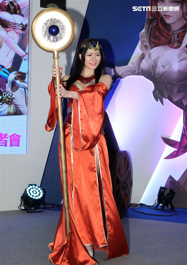 性感cosplay電玩展登場。（記者邱榮吉/攝影）