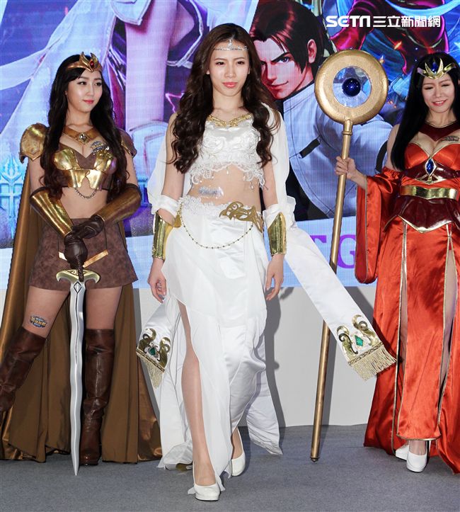 性感cosplay電玩展登場。（記者邱榮吉/攝影）