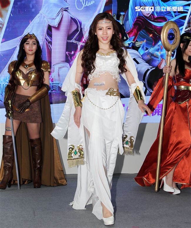 性感cosplay電玩展登場。（記者邱榮吉/攝影）