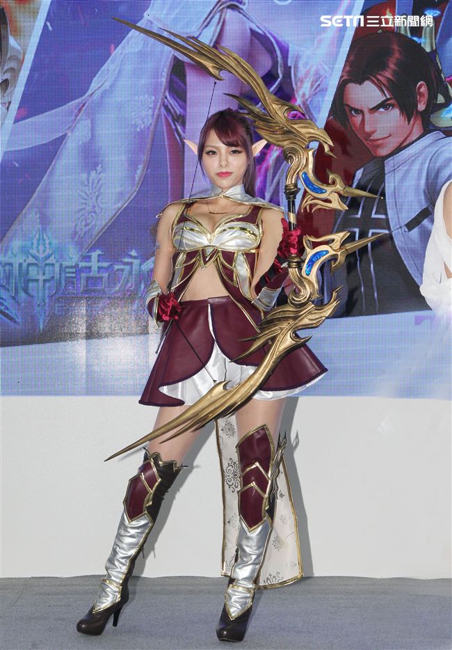 性感cosplay電玩展登場。（記者邱榮吉/攝影）