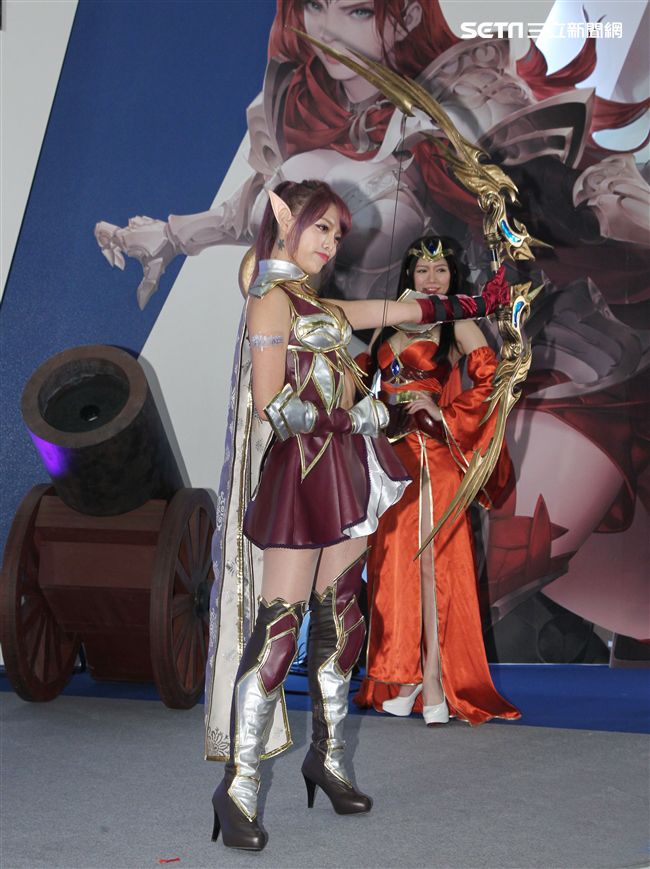 性感cosplay電玩展登場。（記者邱榮吉/攝影）