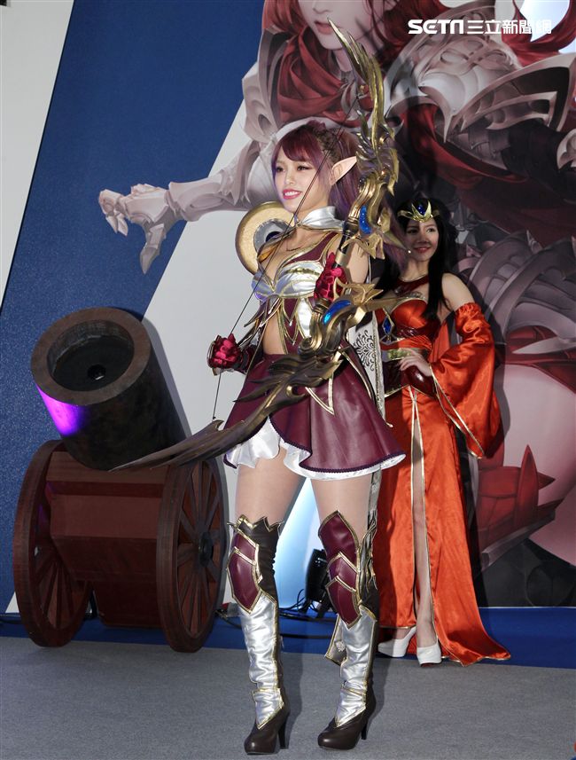 性感cosplay電玩展登場。（記者邱榮吉/攝影）