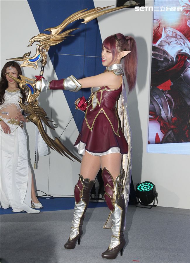 性感cosplay電玩展登場。（記者邱榮吉/攝影）