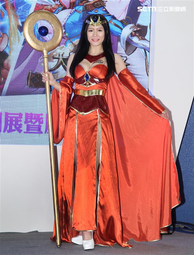 性感cosplay電玩展登場。（記者邱榮吉/攝影）