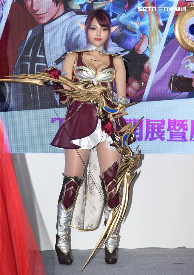 性感cosplay電玩展登場。（記者邱榮吉/攝影）