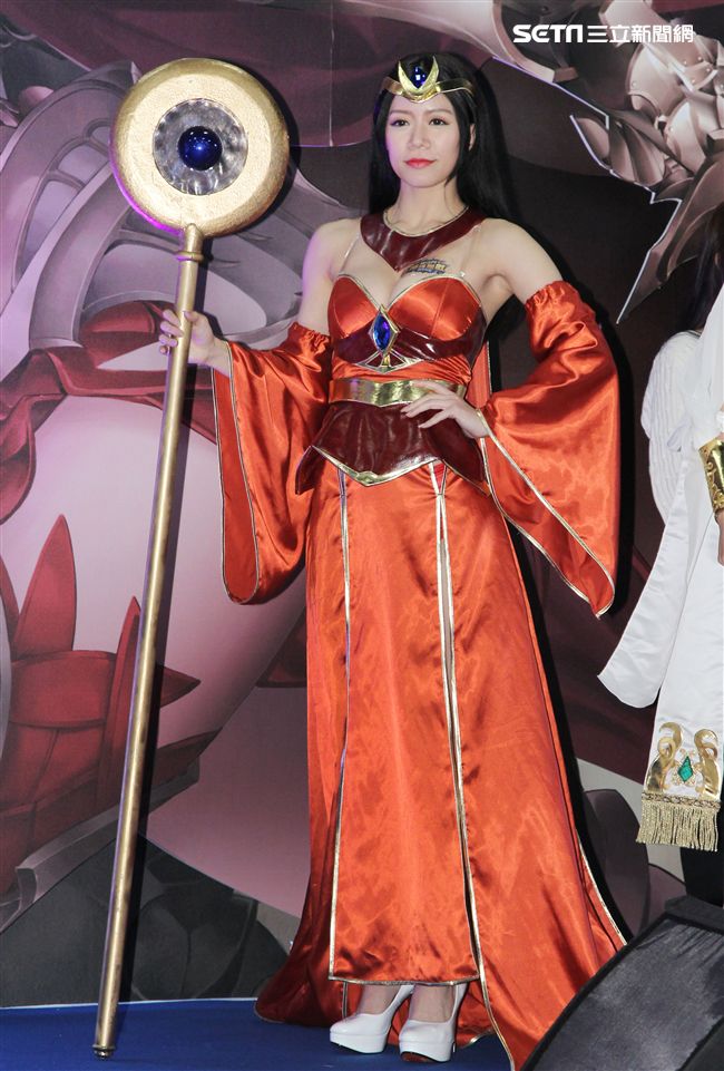 性感cosplay電玩展登場。（記者邱榮吉/攝影）