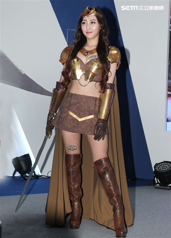 性感cosplay電玩展登場。（記者邱榮吉/攝影）