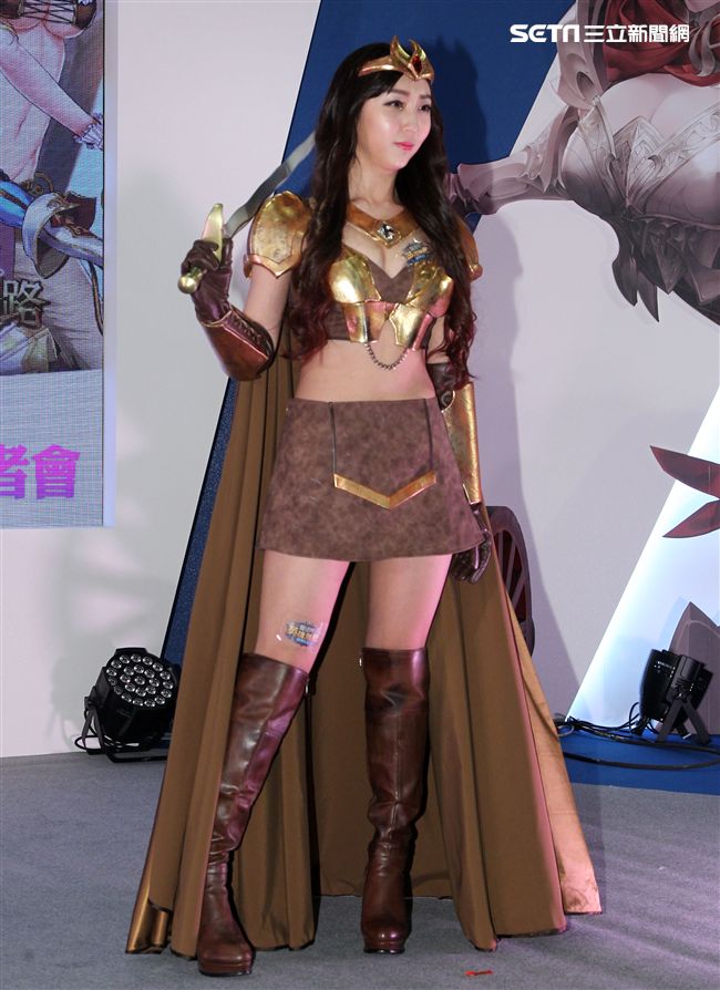 性感cosplay電玩展登場。（記者邱榮吉/攝影）