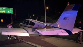 飛機,迫降,美國,加州,高速公路,Beech G33　圖／翻攝自推特