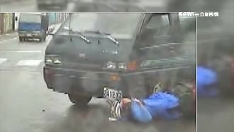 路口騎士急煞噴飛　貨車快閃險輾人