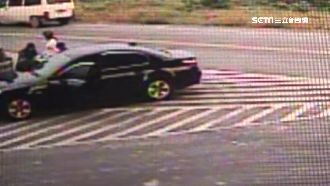 男遭撞捲BMW車底　眾人暖抬車救援