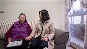 蔡英文總統29日下午前往桃園視察「包租代管計畫」執行情況。（總統府提供）