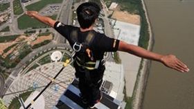 澳門高空彈跳疑故障　遊客懸空一（圖／翻攝自澳門旅遊塔官網）澳門,高空彈跳
https://www.macautower.com.mo/zh-hant/tower-adventure/tower-adventure/merchandise/