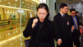 李明哲案將宣判　李凈瑜啟程赴陸（2）台灣NGO組織工作者李明哲一案28日即將宣判，李明哲妻子李凈瑜（中）27日搭機赴陸前受訪，感謝大家關心。中央社記者吳睿騏桃園機場攝　106年11月27日
