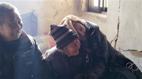 周揚青送物資給鄉下的老爺爺、老奶奶／IG