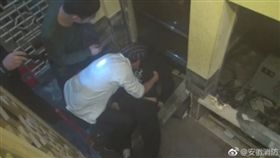 大陸浙江省寧波市有一名18歲飯店男服務員，在使用「送餐電梯」時，電梯突然向下運行，導致服務員遭夾住，只剩雙腿露在外面掙扎，無法動彈。最後男子被消防員救出，送醫治療後，仍不幸身亡。（圖／翻攝自微博）