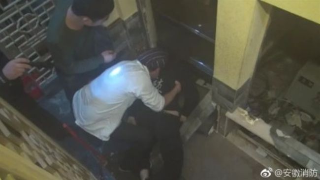 送餐電梯突啟動　18歲男遭吸入夾死