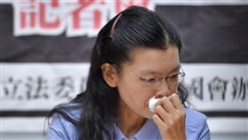 李明哲妻拭淚李明哲救援大隊25日上午在立法院舉行記者會，發起「寄一張耶誕賀年卡給李明哲」活動，台灣非政府組織工作者李明哲妻子李凈瑜在記者會上一度拭淚。中央社記者王飛華攝　106年12月25日