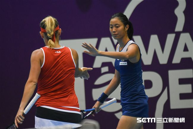 WTA台灣公開賽女子雙打詹皓晴、芭波絲 Timea Babos。（圖／記者林敬旻攝）