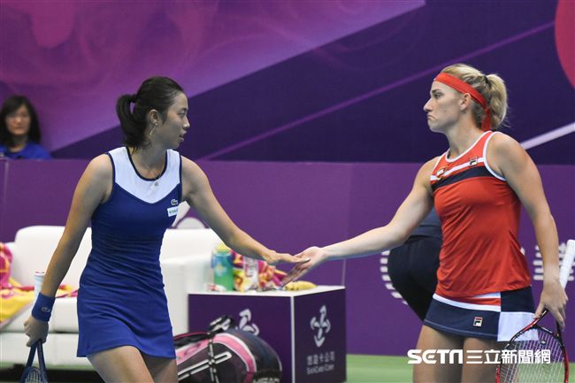 WTA台灣公開賽女子雙打詹皓晴、芭波絲 Timea Babos。（圖／記者林敬旻攝）