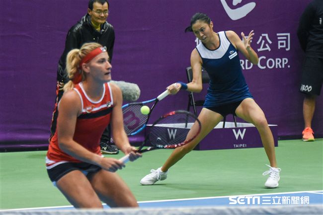 WTA台灣公開賽女子雙打詹皓晴、芭波絲 Timea Babos。（圖／記者林敬旻攝）