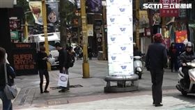 萬華分局武昌派出所今天再度執行掃蕩，果然逮獲1名17歲的朱姓少年，當時他正在對遊客前強迫推銷愛心筆及零錢包，警方訊後將他社維法移送地院裁處（翻攝畫面）