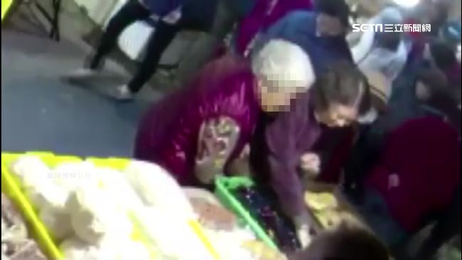 白髮婦市場假攀談　手伸口袋秒偷錢包