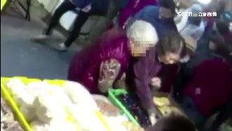 白髮婦市場假攀談　手伸口袋秒偷錢包