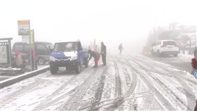 合歡山昨晚開始飄雪，不少民眾不畏風寒搶著上山賞雪。