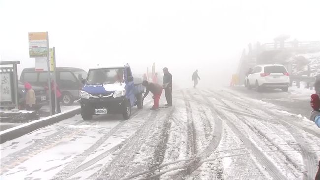合歡山下雪了！　遊客搶拍照：不冷耶