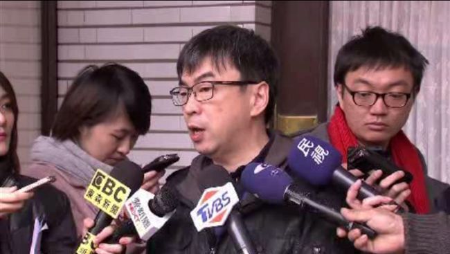 余光中未獲褒揚令　段宜康：他不值