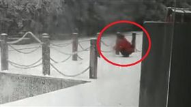 大陸麥當勞被踢爆員工用髒雪水製作飲料。（圖／翻攝澎湃新聞）