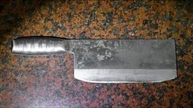 劉張紅柑用這把菜刀殺死老夫後，將刀上的血跡清洗乾淨，並掛回刀架上。翻攝