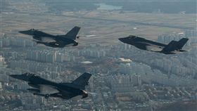F-16與F-35 首次朝鮮半島共同亮相F-16與F-35A戰機於代號「警戒王牌」的美韓聯合軍事演習中，首次於朝鮮半島上空肩並肩共同演訓。（摘自美軍太平洋司令部官網）中央社記者曹宇帆洛杉磯傳真  106年12月7日