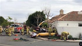 加州一架直升機墜落民宅，導致3人死亡。（圖／翻攝推特）