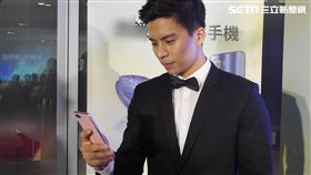 示意圖-低頭族,滑手機,簡訊(圖/葉立斌攝)