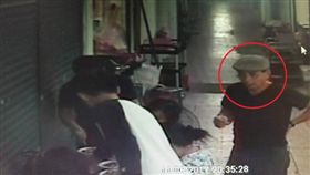 菲律賓扒竊集團主嫌(紅圈處)遭收押禁見。翻攝畫面