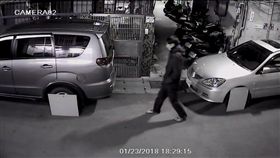 新北市,三重,民生街,毀損,砸車,花盆,擋風玻璃，翻攝畫面，警方提供