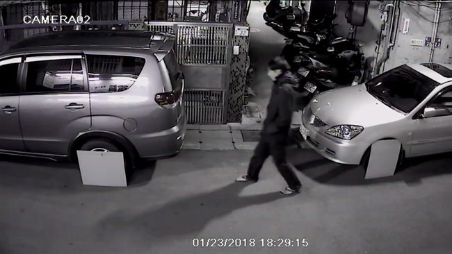 男酒後心情不佳　竟持花盆朝轎車猛砸