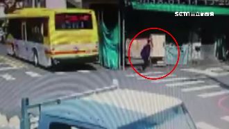 又是巨業客運！司機買便當違停霸車道