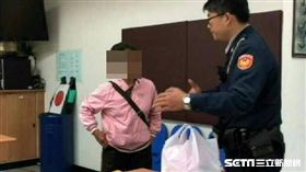 7旬阿嬤餓到偷泡麵　暖警逮人後…背後舉動有洋蔥 圖／翻攝畫面