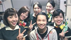 ▲戴資穎與長榮航空空姐合影。（圖／翻攝自戴資穎臉書）