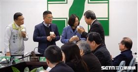民進黨中常會邀請阿振肉包老板,黨主席蔡英文大咬一口讚好吃（圖／記者李英婷攝)