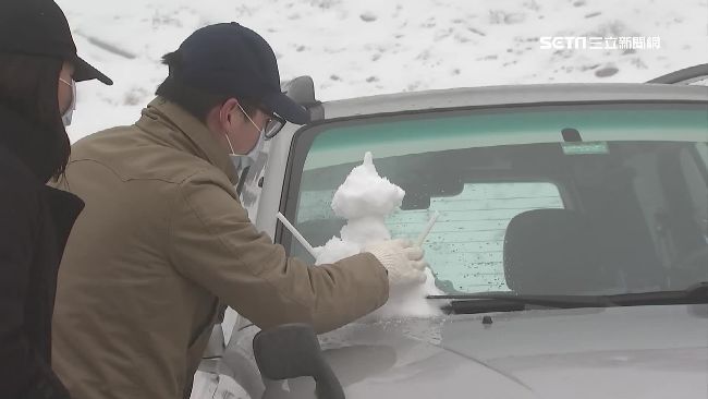 寒流持續發威！陽明山鞍部降下冰霰