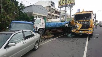 雨天違停綁帆布　遭後方無照司機撞死