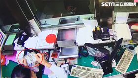 吳男持2張百元美鈔至銀行兌換，行員發現鈔票表面平滑且色澤不自然，懷疑他持有偽鈔，通報警方前來處理，吳男解釋，他是受友人請託來換錢，保七警員仍將他依偽造有價證券送辦（翻攝畫面）