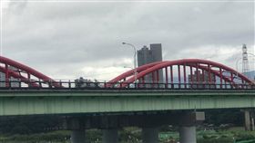 缺德！3包垃圾丟入河中　將追查是誰（圖／翻攝自爆料公社）永福橋,丟垃圾,爆料公社,網友,廢清法,開罰
https://www.facebook.com/photo.php?fbid=195666008